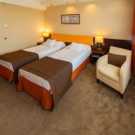 Abacus Business & Wellness Hotel Херцегалом Экстерьер фото