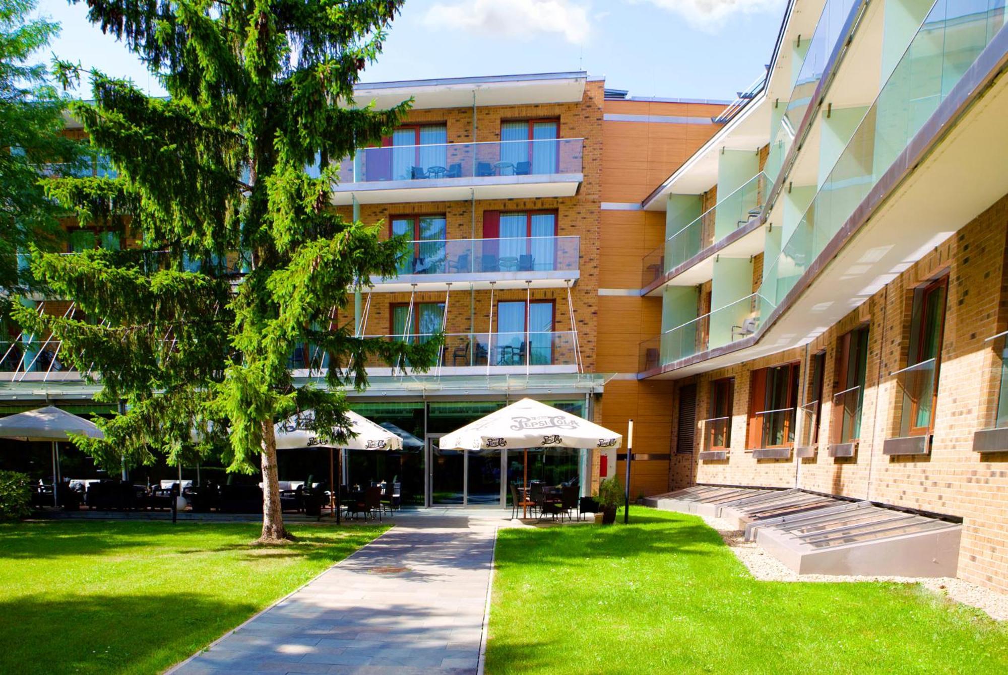 Abacus Business & Wellness Hotel Херцегалом Экстерьер фото