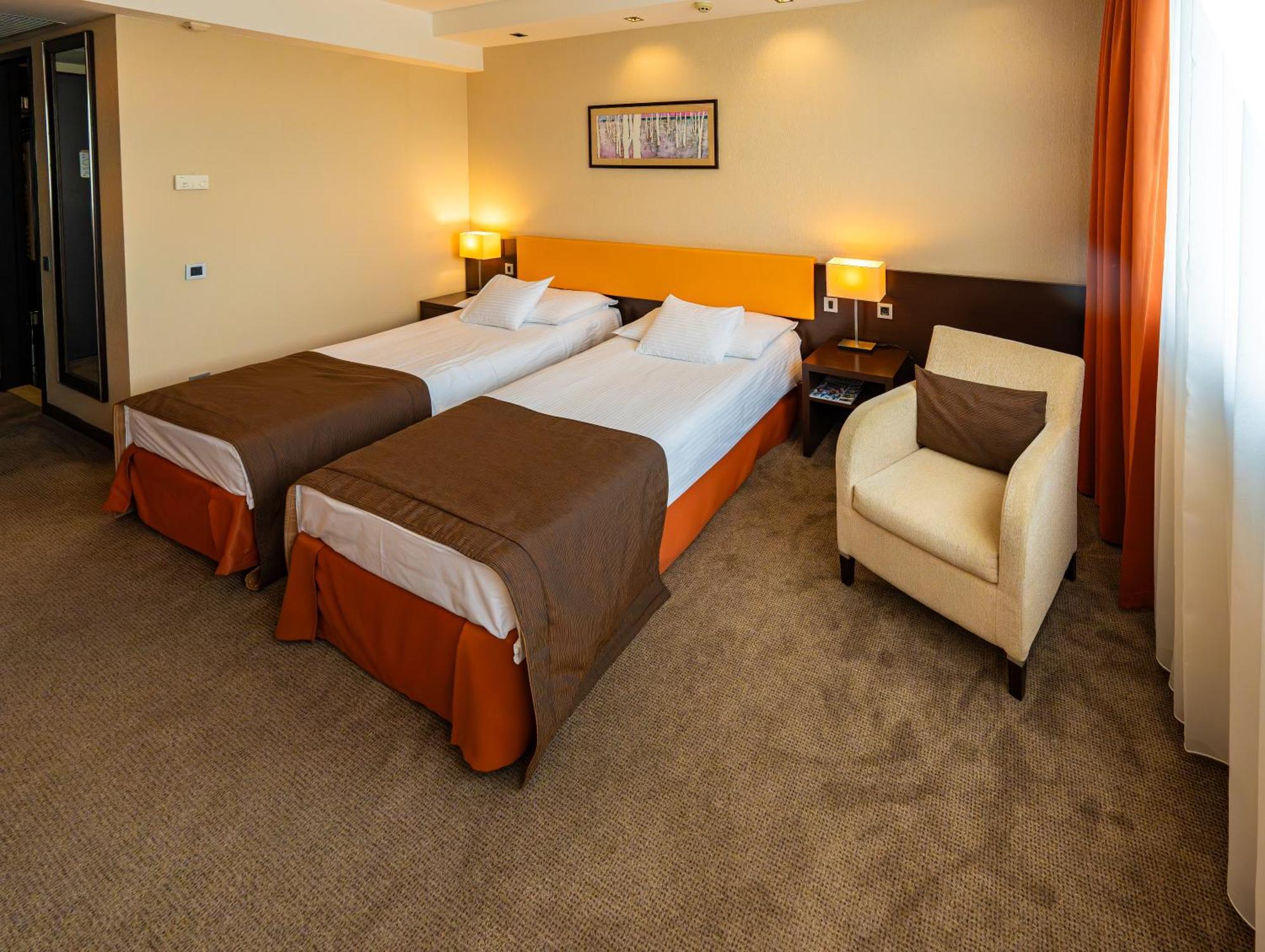 Abacus Business & Wellness Hotel Херцегалом Экстерьер фото