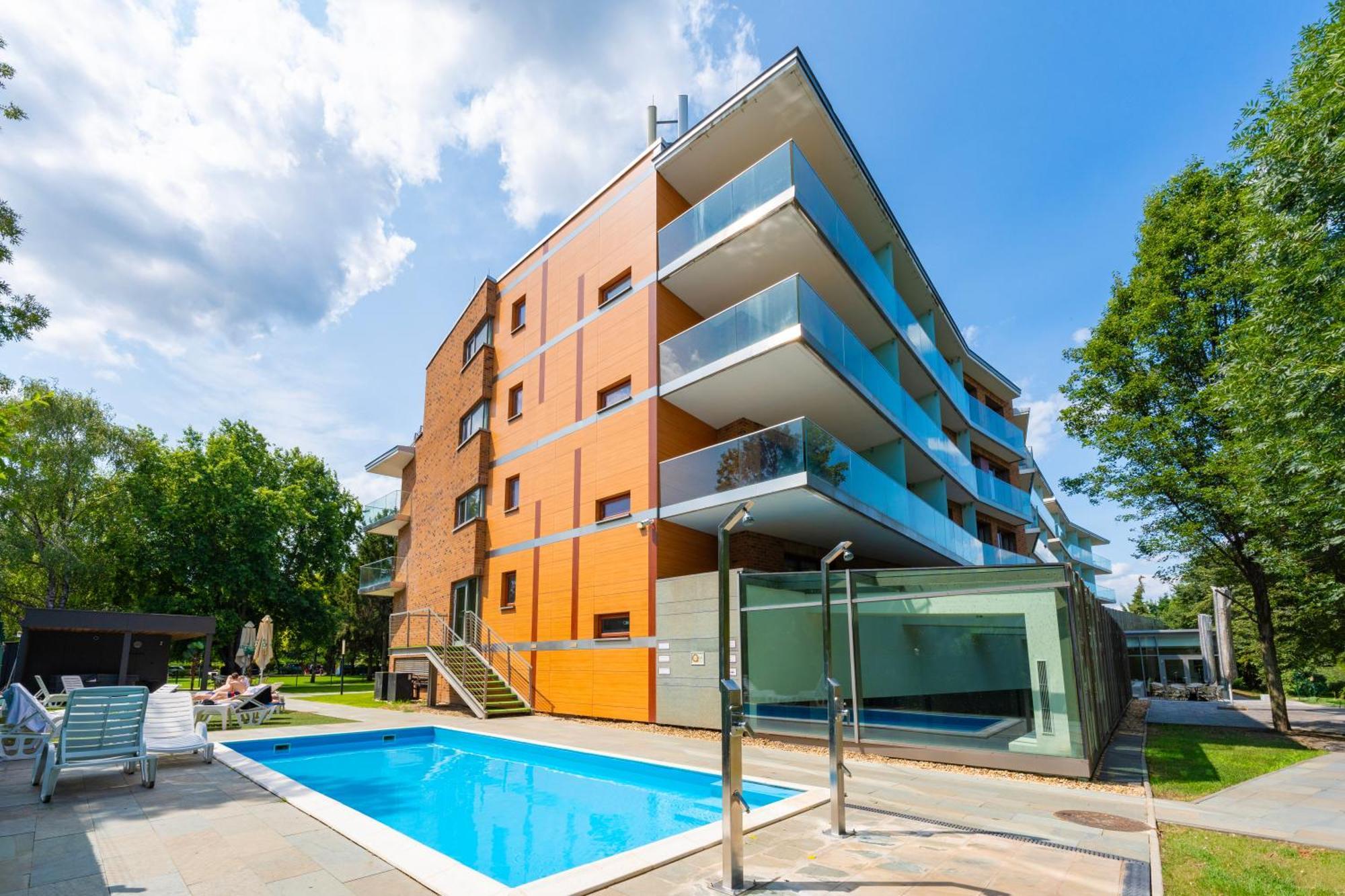 Abacus Business & Wellness Hotel Херцегалом Экстерьер фото