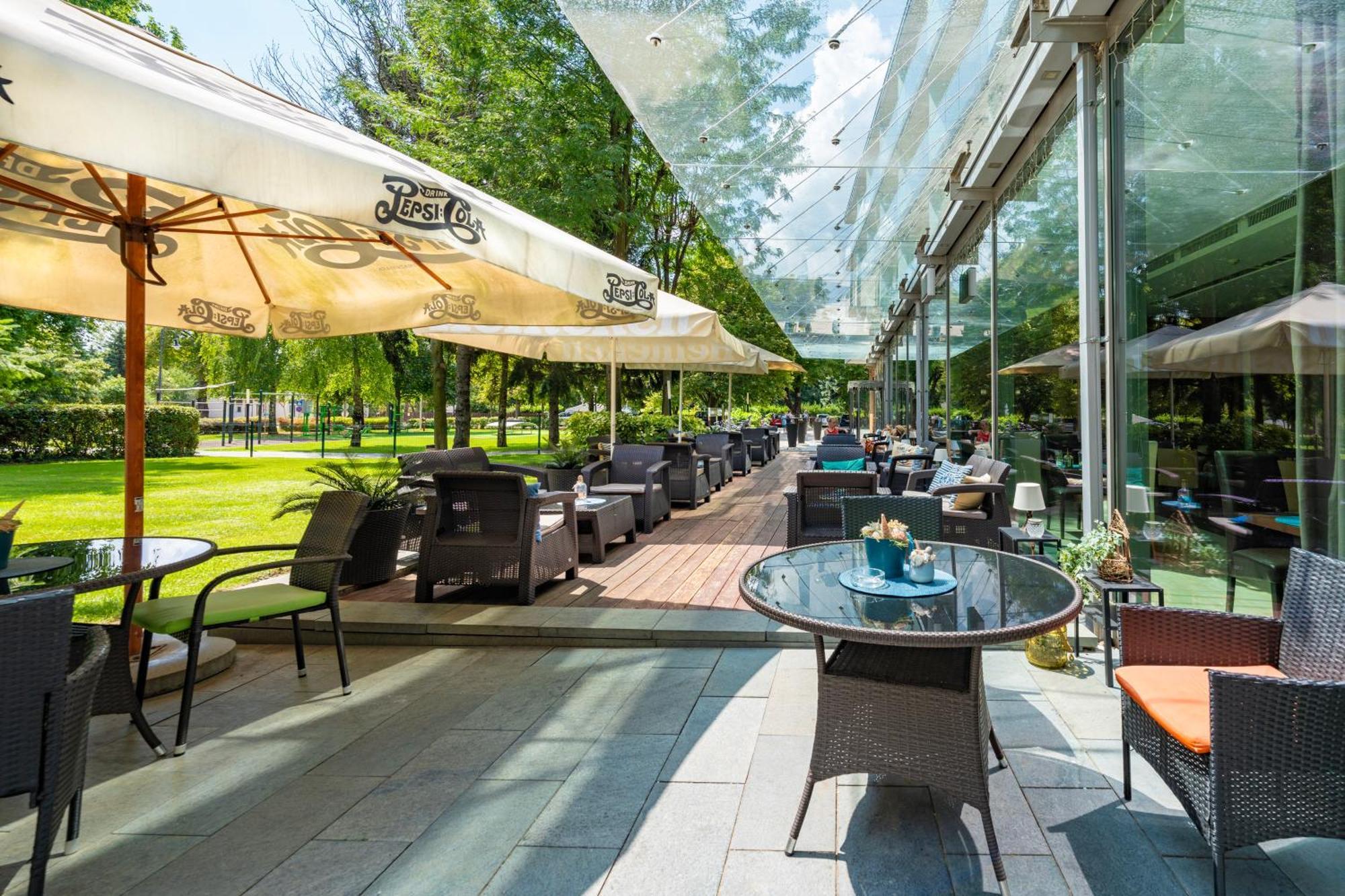 Abacus Business & Wellness Hotel Херцегалом Экстерьер фото